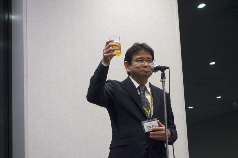 安川さん乾杯２.jpeg